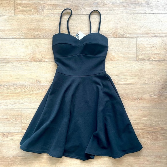 Black Strapped Sweetheart Neckline Dress - Picture 1 of 3
